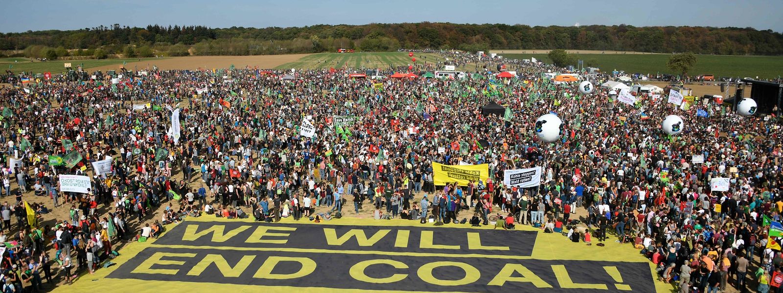 Nach dem vorläufigen Rodungsstopp für den Hambacher Forst, haben am Samstag dem Veranstalter zufolge 50.000 Menschen an einer Großdemonstration teilgenommen.
