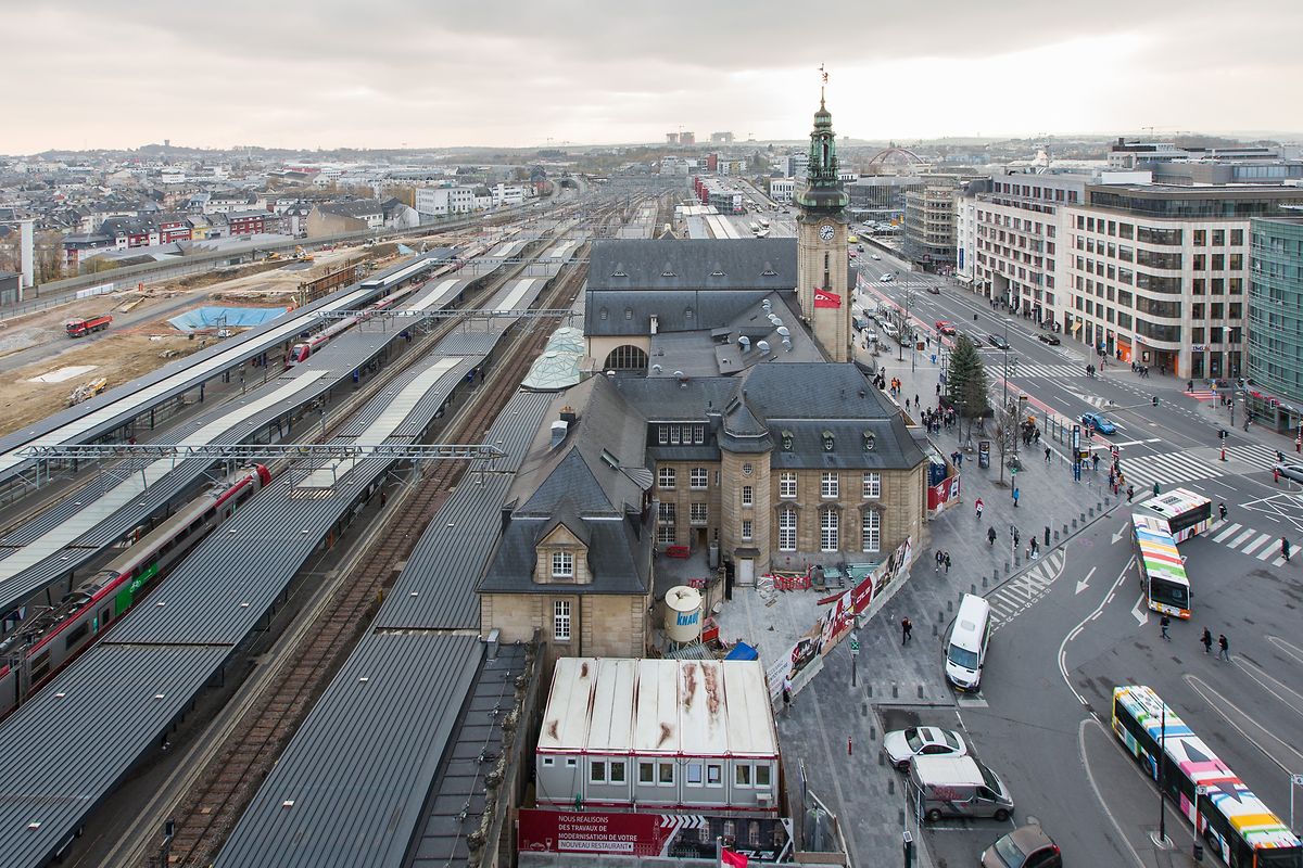 Der Bahnhof in Luxemburg ist zu Spitzenstunden hoffnungslos überfüllt: Sein Ausbau gehört zu einigen der priorisierten Infrastrukturprojekte der Regierung.