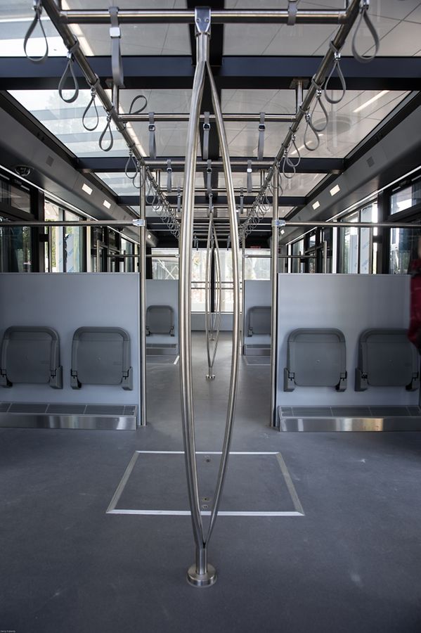 16 sièges rabattables sont disponibles et le toit est en verre