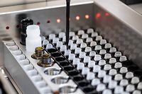 09.04.2020, Bayern, München: Eine Maschine nimmt im Diagnostiklabor für die Covid-19 Studie der Abteilung für Infektions- und Tropenmedizin der Ludwig-Maximilians-Universität München (LMU) abgetrenntes Plasma einer Blutprobe aus der Studie zur Analyse auf Covid-19 spezifische Antikörper auf. Im Rahmen der Studie mit dem Titel «Prospektive Covid-19 Kohorte München» (KoCo19) werden stichprobenartig Blutproben von 3000 Haushalten in München analysiert, um unter anderem herauszufinden, wie sich das Virus tatsächlich in der Gesellschaft ausgebreitet hat. Foto: Matthias Balk/dpa +++ dpa-Bildfunk +++