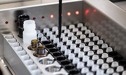 09.04.2020, Bayern, München: Eine Maschine nimmt im Diagnostiklabor für die Covid-19 Studie der Abteilung für Infektions- und Tropenmedizin der Ludwig-Maximilians-Universität München (LMU) abgetrenntes Plasma einer Blutprobe aus der Studie zur Analyse auf Covid-19 spezifische Antikörper auf. Im Rahmen der Studie mit dem Titel «Prospektive Covid-19 Kohorte München» (KoCo19) werden stichprobenartig Blutproben von 3000 Haushalten in München analysiert, um unter anderem herauszufinden, wie sich das Virus tatsächlich in der Gesellschaft ausgebreitet hat. Foto: Matthias Balk/dpa +++ dpa-Bildfunk +++