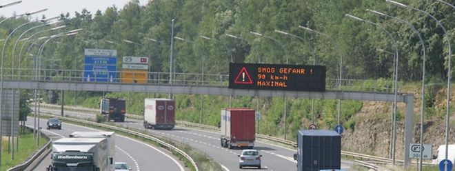 Die Höchstgeschwindigkeit auf den Autobahnen ist am Mittwochnachmittag auf 90 km/h begrenzt worden.