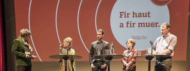 Francine Closener en discussion avec quatre socialistes vainqueurs aux élections communales: Manon Bei-Roller, Bob Steichen, Marguy Kirsch-Hirtt et Jean-François Wirtz (de g. à d.).