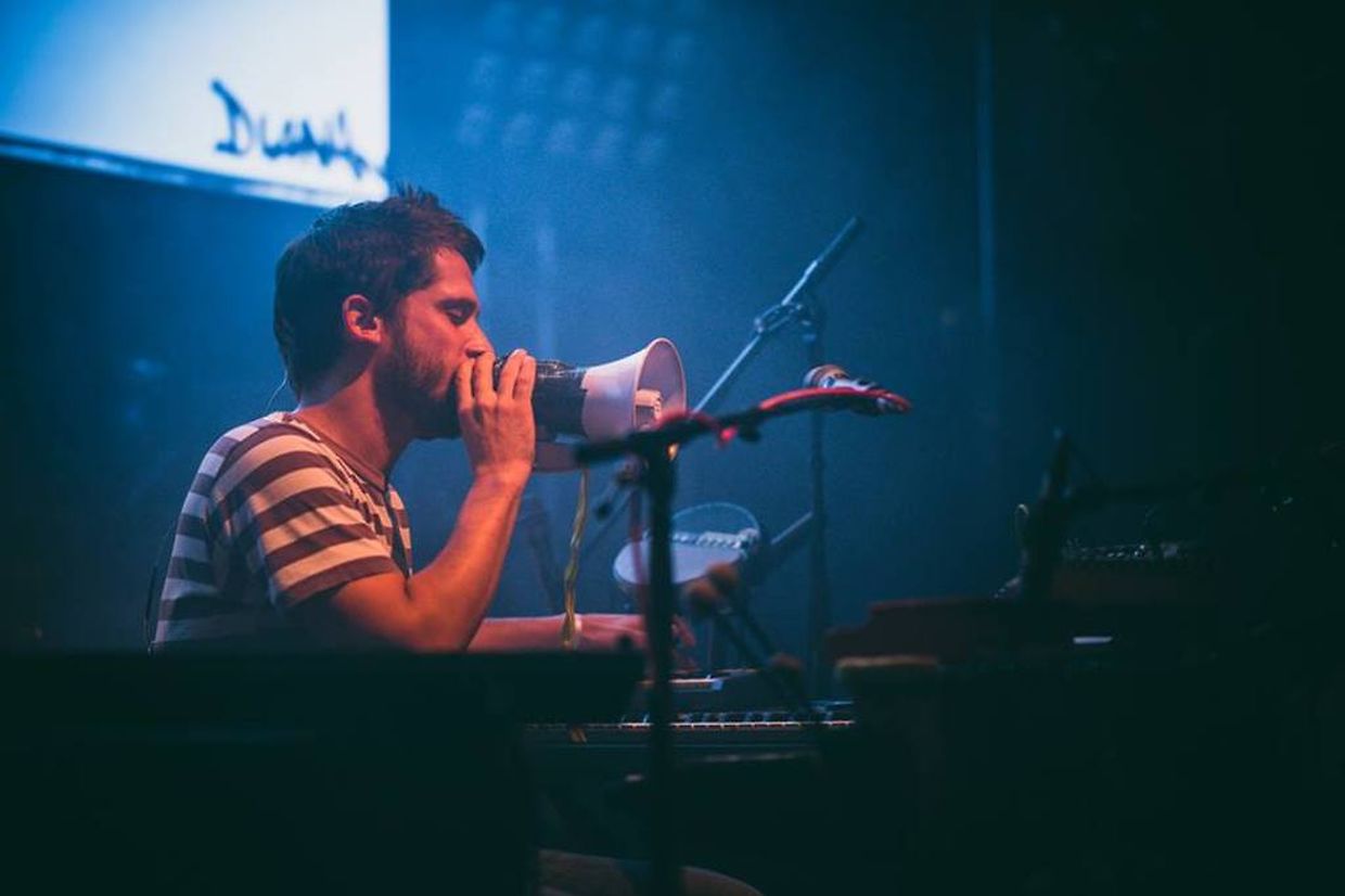 O megafone é só um das dezenas de instrumentos e acessórios que o músico usa nas suas canções