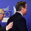 Symbolträchtig: EU-Kommissionschef Juncker begleitet Briten-Premier Cameron nach draußen.