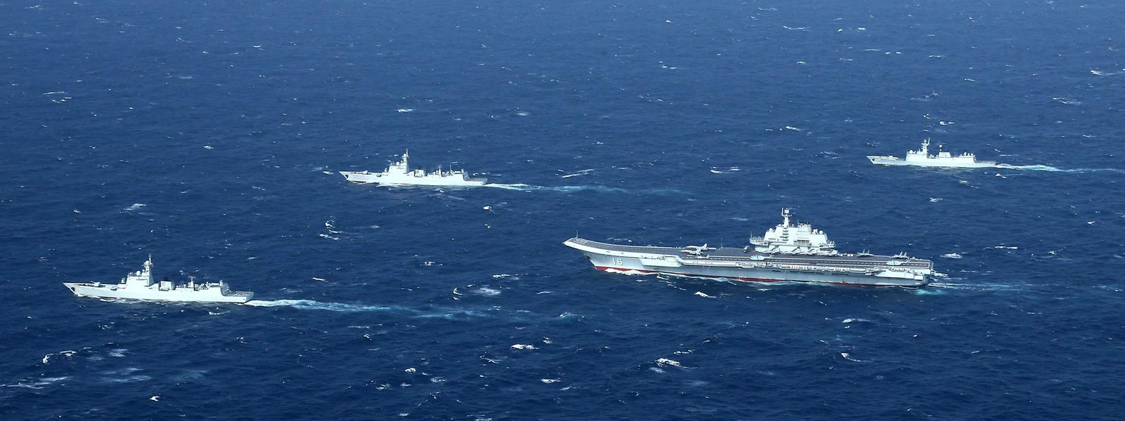 Ein Flottenverband der chinesischen Marine mit dem Flugzeugträger Liaoning .