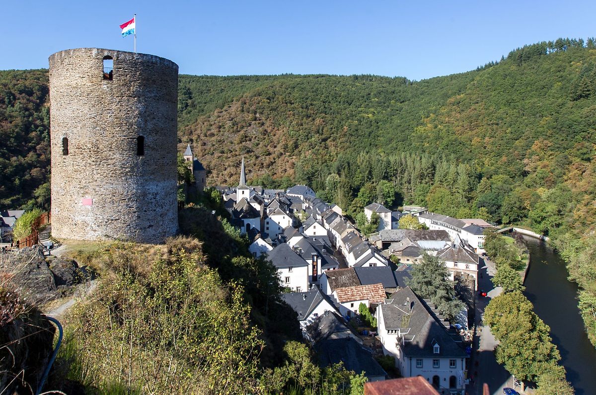 The last remaining watchtower of the castle ruins that overlook Esch-sur-Sûre Photo: Guy Jallay