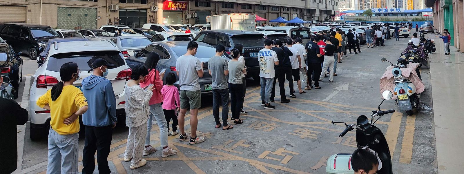 In Shenzhen stehen die Einwohner an, um auf Corona getestet zu werden.