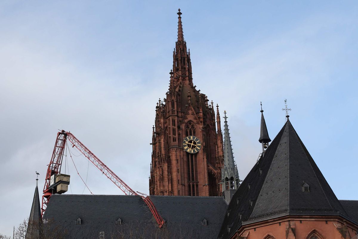 Ein Baukran fiel auf den Frankfurter Dom. 
