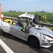 Der Beifahrer erlitt schwere Verletzungen und musste aus dem Wagen befreit werden.