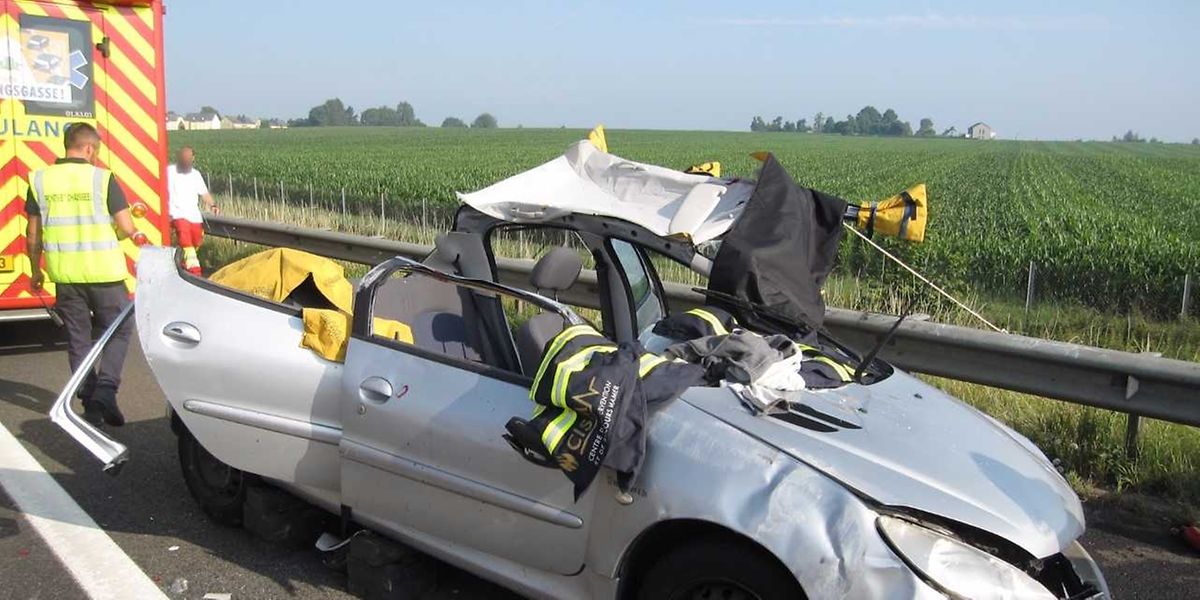 Der Beifahrer erlitt schwere Verletzungen und musste aus dem Wagen befreit werden.