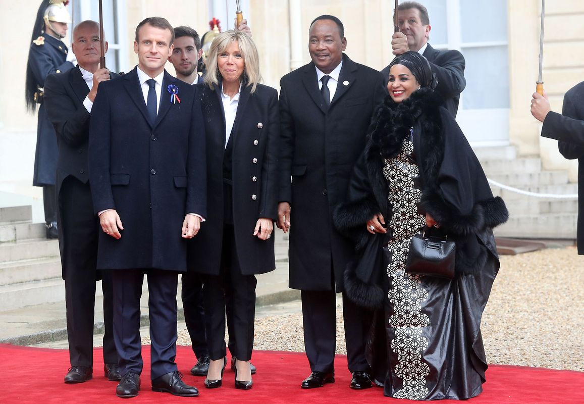 French President Emmanuel Macron (L) and his wife Brigitte welcome Niger's President Mahamadou Issoufou and his wife Lalla Malika Issoufou at the Elysee Palace in Paris on November 11, 2018 ahead of the start of commemorations marking the 100th anniversary of the 11 November 1918 armistice, ending World War I. (Photo by Jacques Demarthon / AFP)