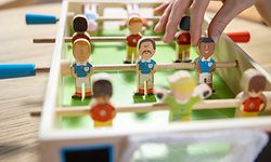 Ein Tischfußball-Spiel mit Spielern unterschiedlicher Hautfarbe, das nach Aussagen von Mitarbeiterrinen des Museums anti-rassistisch gestaltet sein soll, steht im Spielzeugmuseum Nürnberg auf einem Tisch. Mit offensichtlichem, aber auch verstecktem Rassismus in Spielsachen aber auch mit nicht-rassistischem Spielzeug haben sich die Mitarbeiter des Museums in den vergangenen Jahren intensiv beschäftigt. 