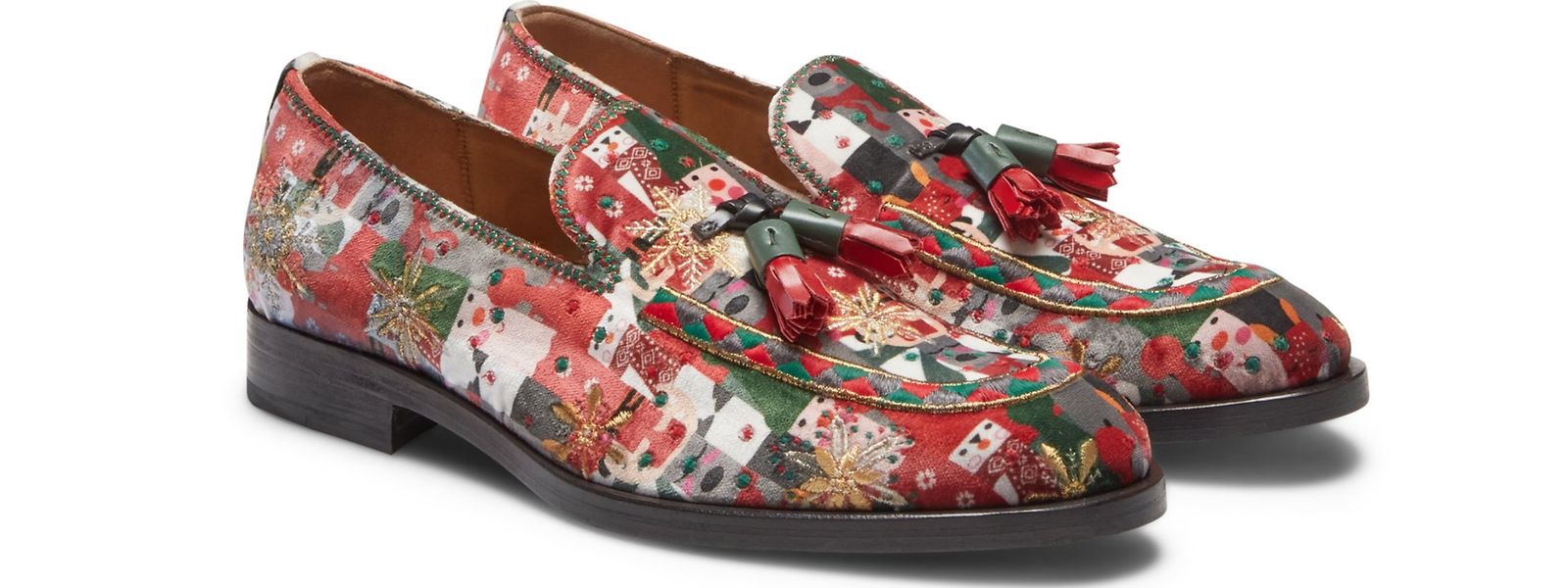 Oh, hier weihnachtet es aber sehr: Slipper mit Patchwork-Motiv in Festtagsfarben aus der „Merry Brera“-Kollektion von Fratelli Rossetti, um 730 Euro.