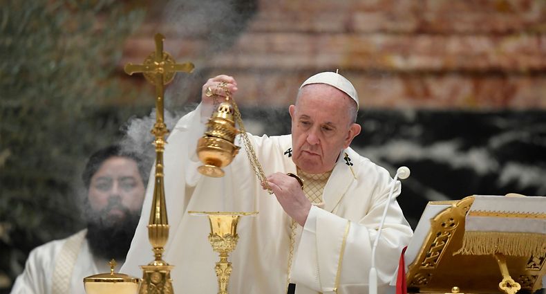 A photo taken and handout on April 9, 2020 by the Vatican Media shows Pope Francis swinging a thurible of incense during the "In Coena Domini" Mass of the Lord's Supper of Maundy Thursday, commemorating the Last Supper of Jesus with his disciples and inaugurating the Easter triduum, on April 9, 2020 behind closed doors at St. Peter's Basilica in the Vatican, during the lockdown aimed at curbing the spread of the COVID-19 infection, caused by the novel coronavirus. (Photo by Handout / VATICAN MEDIA / AFP) / RESTRICTED TO EDITORIAL USE - MANDATORY CREDIT "AFP PHOTO / VATICAN MEDIA" - NO MARKETING - NO ADVERTISING CAMPAIGNS - DISTRIBUTED AS A SERVICE TO CLIENTS