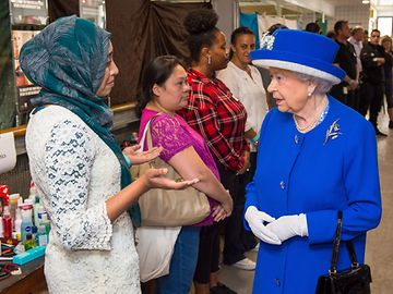 Queen Elizabeth und Prinz William: Königlicher Besuch bei Brandopfern