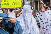 Em Barcelona, catalães pedem ao Governo que receba mulheres e crianças afegãs, em risco com o regresso dos talibãs ao poder.