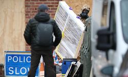 12.01.2019, Großbritannien, Salisbury: Ein Mann im Schutzanzug trägt ein verpacktes Fenster aus dem ehemaligen Wohnhaus des ehemaligen russischen Doppelagenten Skripal, der Opfer eines Attentats wurde. 