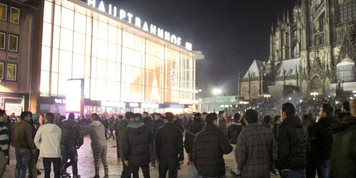 Die Polizei versuchte in der Silvesternacht stundenlang, die Lage in den Griff zu bekommen.