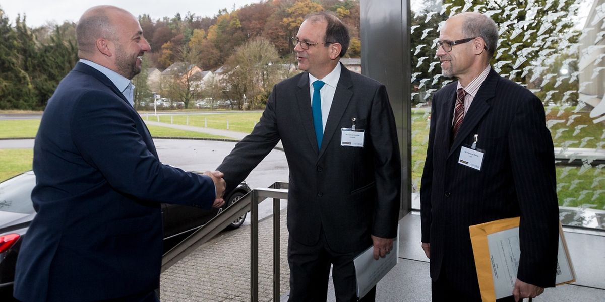 Le ministre de l'Economie, Etienne Schneider, accueilli par le directeur du centre de recherche de Goodyear Carlos Cipollitti et le directeur général par intérim du LIST Fernand Reinig.