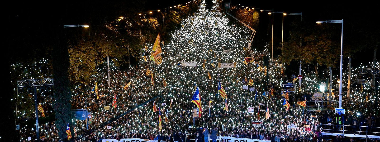 Nach Polizeiangaben gingen etwa 750 000 Menschen auf die Straße bei einer Großdemonstration Solidarität mit der abgesetzten Regionalregierung