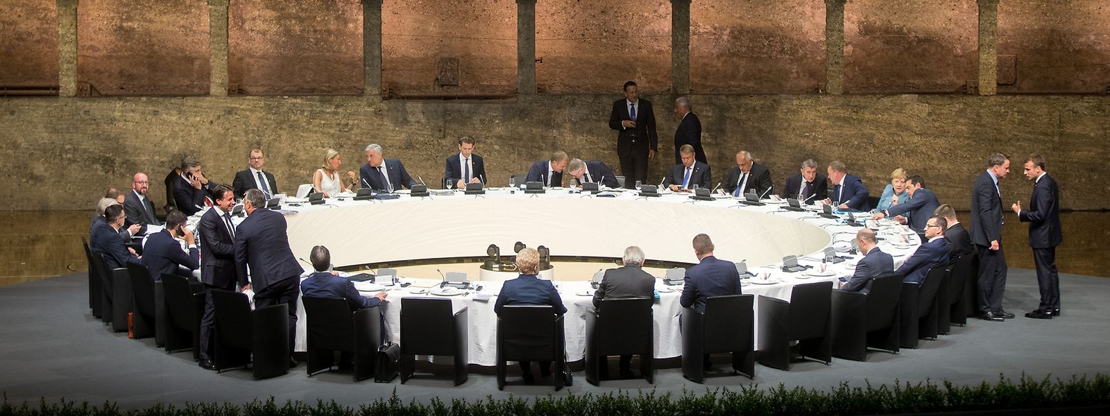 Runder Tisch: Die Regierungschefs der EU beim Abendessen in Salzburg. 