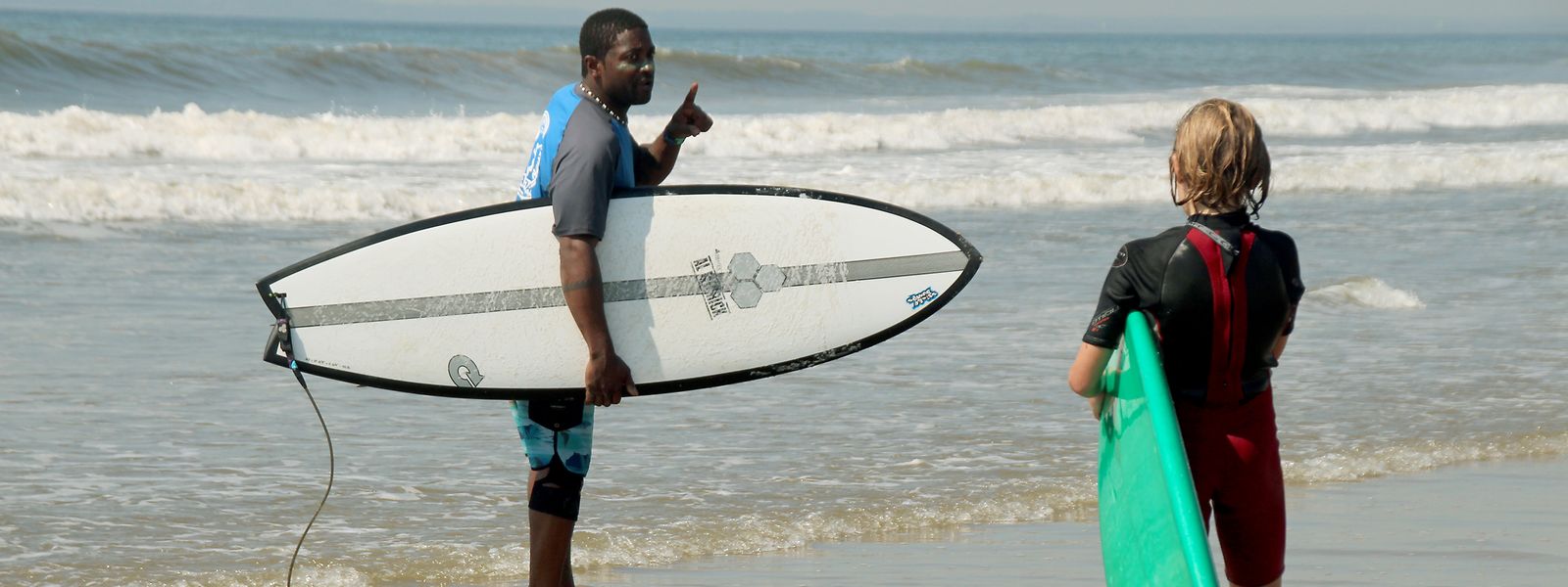 Das Surfen boomt auch in New York: Lou Harris gibt Kindern kostenlosen Unterricht.  
