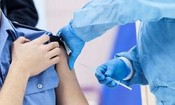 ARCHIV - 25.02.2021, Rheinland-Pfalz, Mainz: Ein Polizeibeamter wird mit dem Corona-Impfstoff von AstraZeneca geimpft. Am 02.03.2021 starten die Corona-Impfungen bei der Polizei in Bayern. Foto: Andreas Arnold/dpa +++ dpa-Bildfunk +++