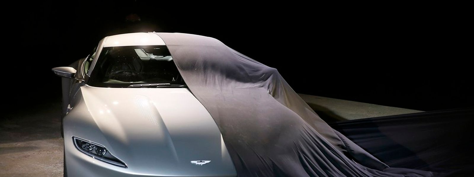 Ein Aston Martin DB10 wurde als neues Dienstfahrzeug des Geheimagenten vorgestellt.