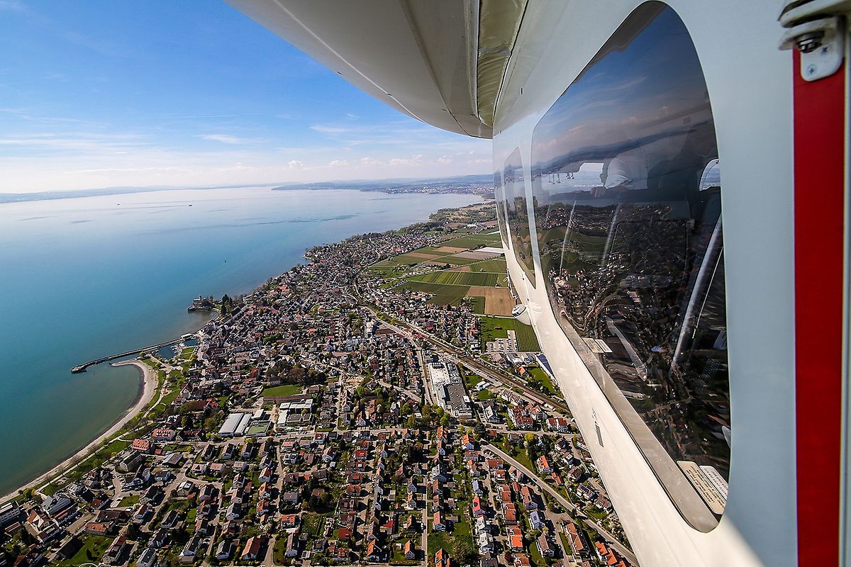 Über den gesamten Bodensee reicht der Blick aus dem Zeppelin bei schönem Wetter. 