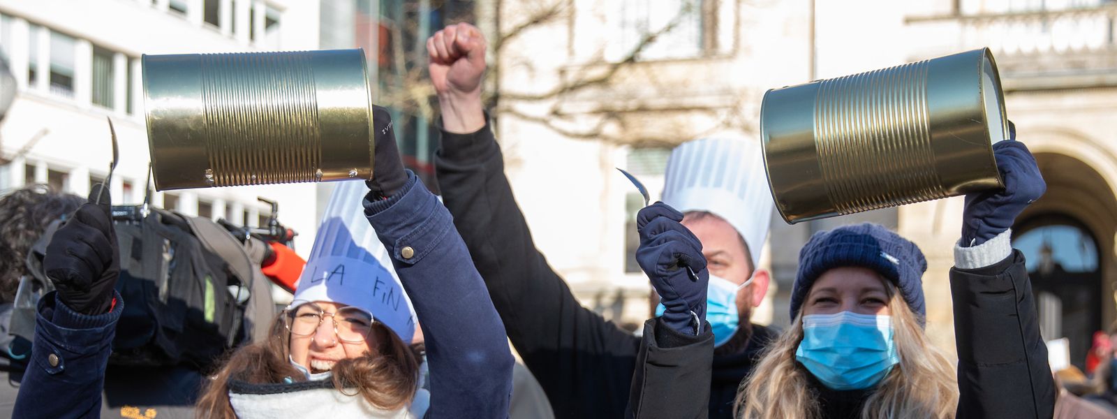 C'est avec des boîtes de conserve et des cuillères que certains manifestants expriment leur ras-le-bol sous les fenêtres du Cercle Cité. 