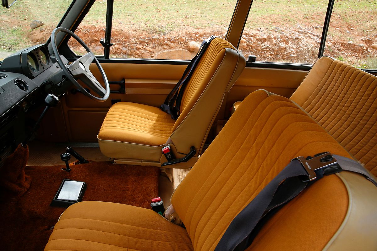 Die Stoffsitze sind retro, das Armaturenbrett aus Kunststoff: Die ersten Range Rover sind im Vergleich zu heutigen Modellen eher spartanisch ausgestattet. 