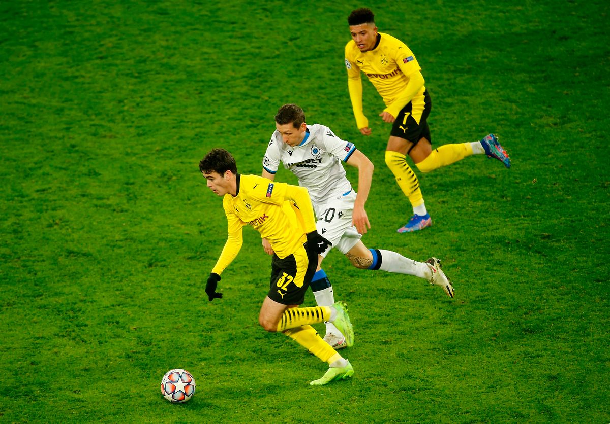 Die jungen Dortmunder um Giovanni Reyna (unten) und Jadon Sancho (oben) ließen gegen den FC Bruges um Hans Vanaken nichts anbrennen.