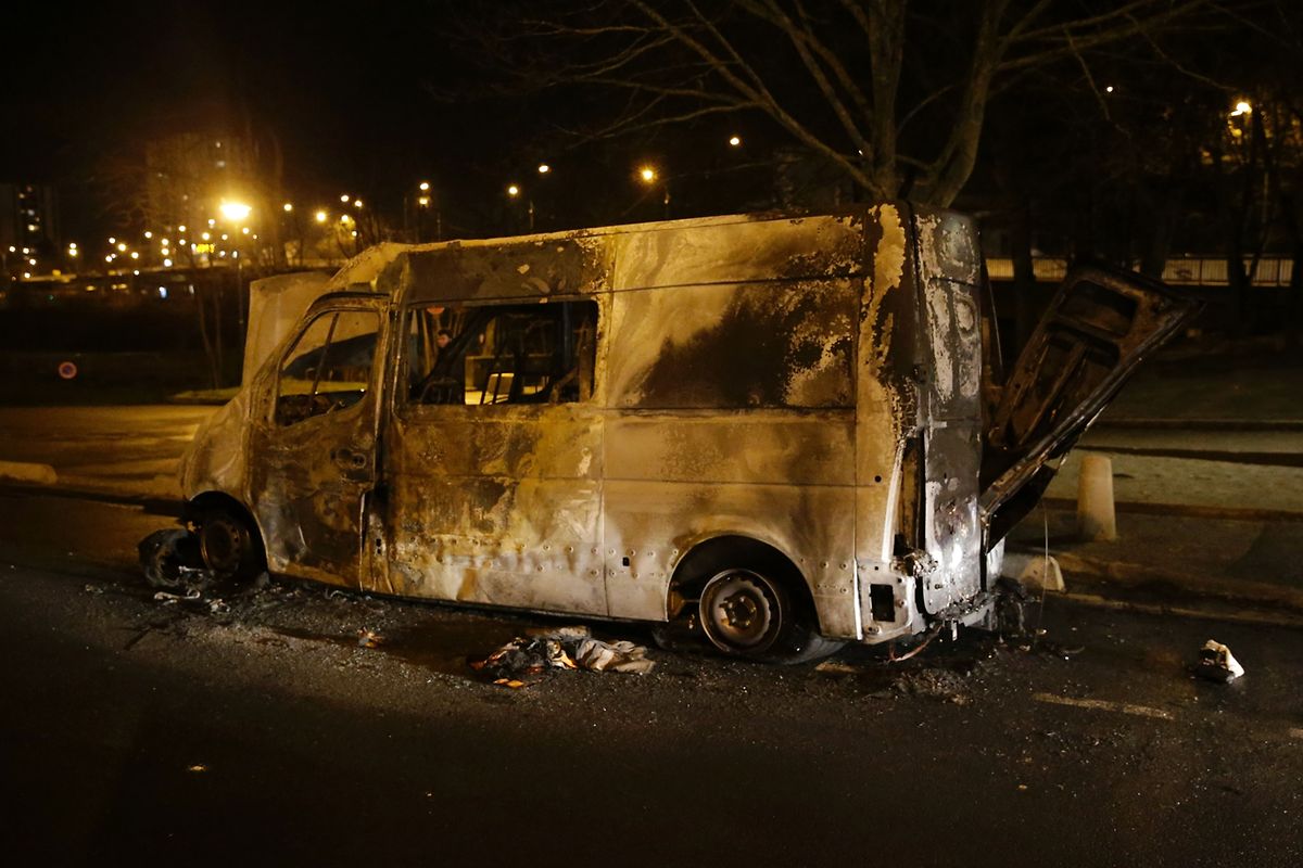 Un mal récurrent en France: une fois de plus la banlieue brûle.
