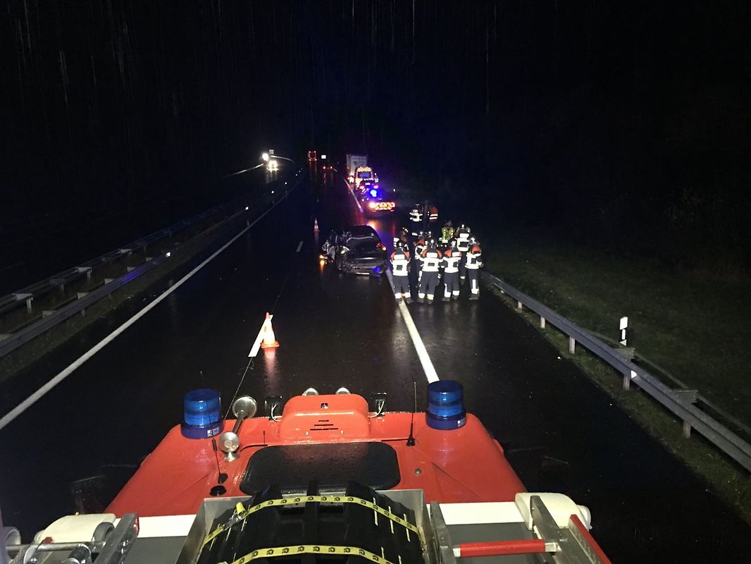 Am Auto entstand Totalschaden. Der Fahrer wurde verletzt.