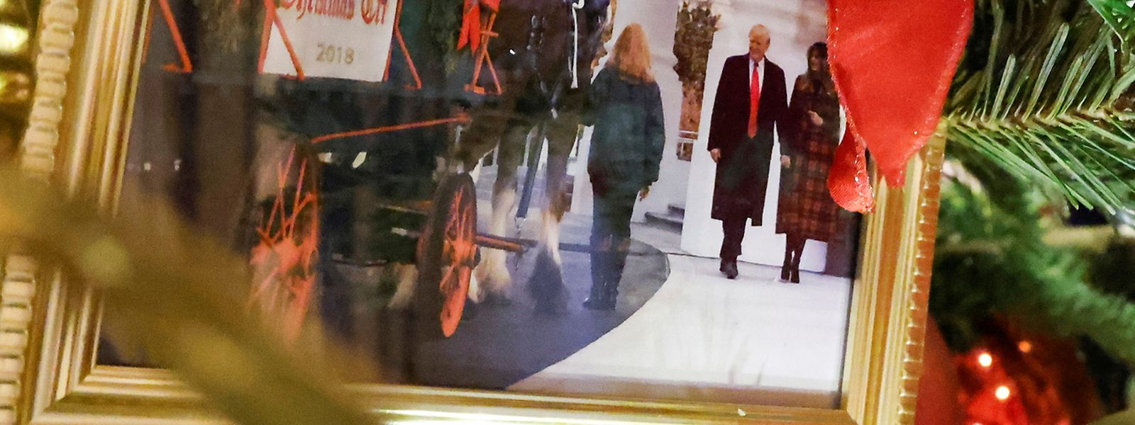 Gut versteckt ist das Foto von Ex-Präsident Donald Trump und seiner Frau.