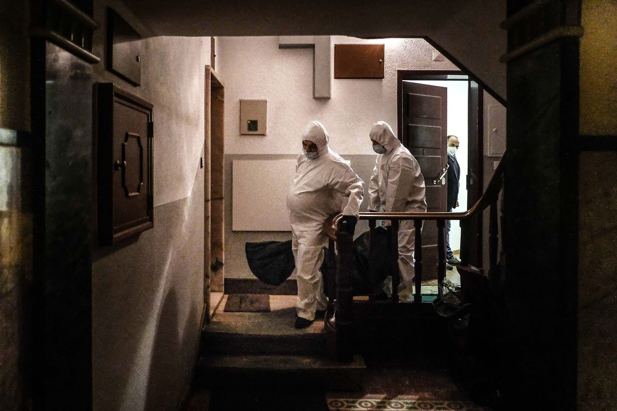 Funcionários de uma agência funerária transportam o corpo de um homem que morreu na sua própria casa, na Amadora, a 30 de janeiro de 2021. 