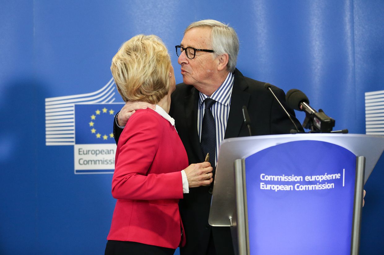 From Juncker with Love. Das Küsschen zum Abschied darf natürlich nicht fehlen: Jean-Claude Juncker scheidet nach fünf Jahren aus dem Amt des EU-Kommissionschefs. 