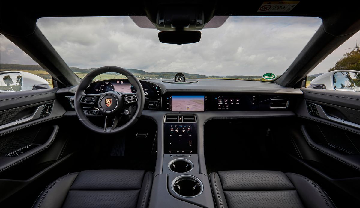 Im Cockpit verzichtet Porsche weitestgehend auf Schalter und Knöpfe, bietet dafür erstmals ein spezielles Beifahrer-Display an.