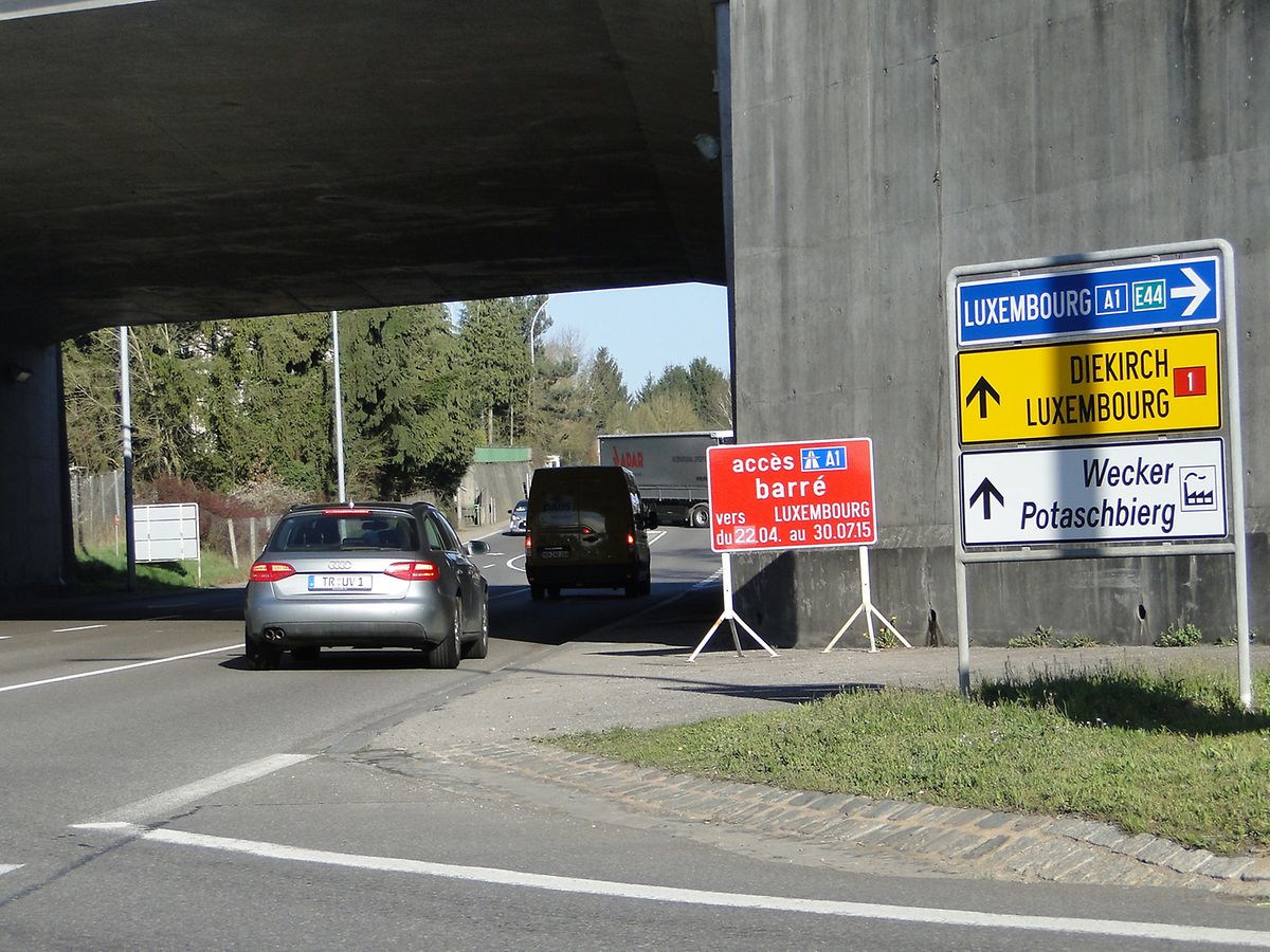 Obwohl die Dauer der Baustelle offiziell bis Anfang Dezember kommuniziert wurde, stand das Straßenschild, das auf die Sperrung des Zubringers bis zum 30.07 hinwies, noch etliche Monate da. Bis es kürzlich entfernt wurde. 