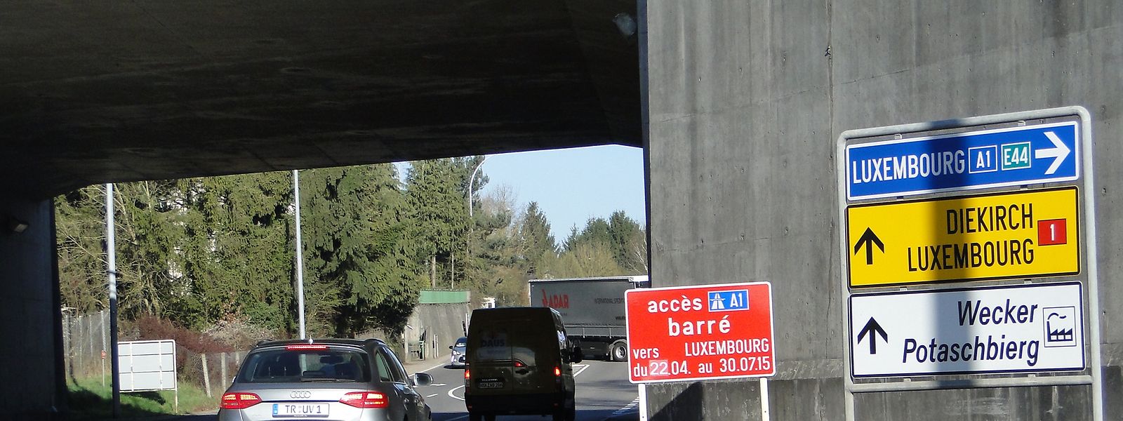Obwohl die Dauer der Baustelle offiziell bis Anfang Dezember kommuniziert wurde, stand das Straßenschild, das auf die Sperrung des Zubringers bis zum 30.07 hinwies, noch etliche Monate da. Bis es kürzlich entfernt wurde. 