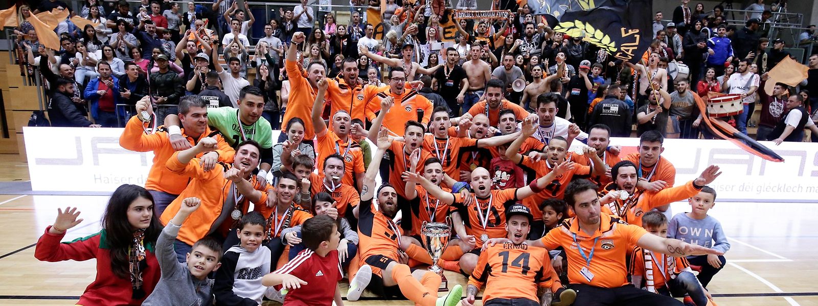 A festa da Amicale após uma vitória brilhante na taça