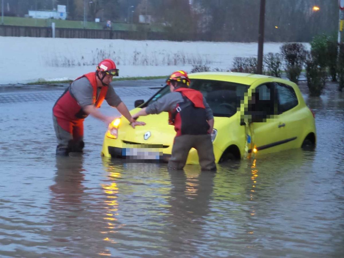 Die Feuerwehr musste die Fahrerin und ihren Wagen in Sicherheit bringen.