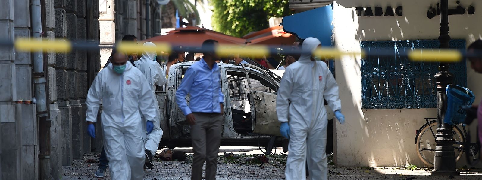 Wie das tunesische Innenministerium am Donnerstag mitteilte sprengte sich ein erster Attentäter im Stadtzentrum nahe der französischen Botschaft und der historischen Altstadt in die Luft, ein zweiter Attentäter nahe einer Polizeistation im Stadtteil Al-Gorjani.