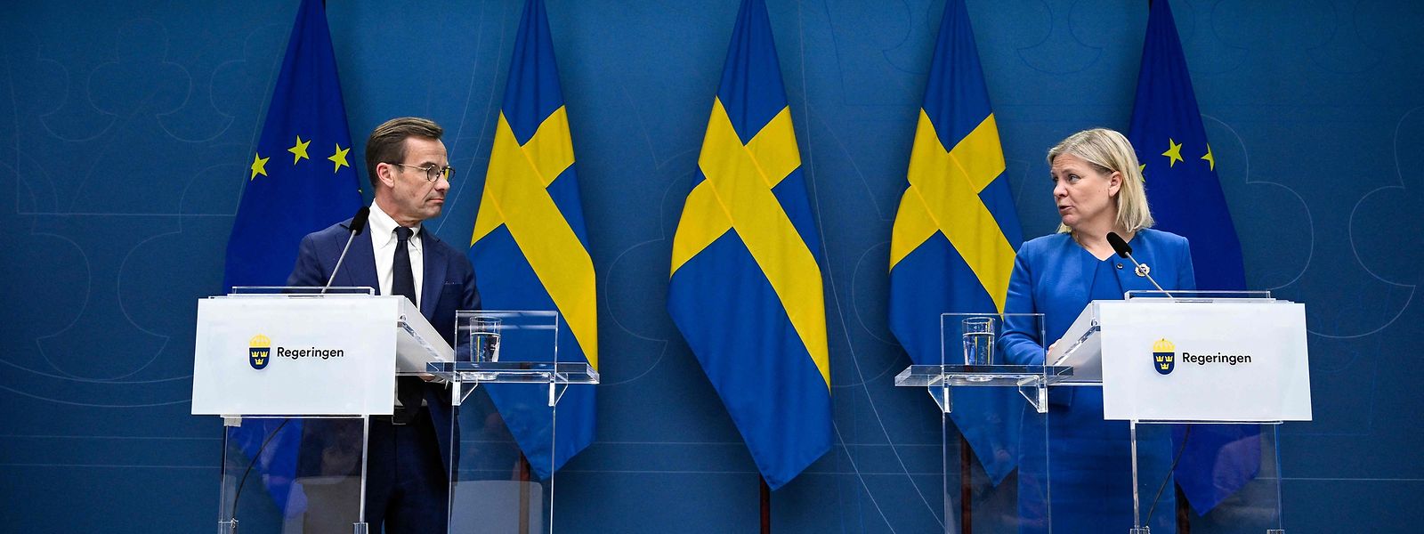Die schwedische Ministerpräsidentin Magdalena Andersson verkündet die Entscheidung zur Bewerbung um die Nato-Mitgliedschaft gemeinsam mit dem Chef der bürgerlichen Oppositionspartei Moderaterna, Ulf Kristersson.