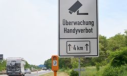ARCHIV - 19.05.2022, Rheinland-Pfalz, Mainz: Ein Schild an der Autobahn A60 weist auf den Einsatz eines neuartigen Systems zur Feststellung von Handyverstößen am Steuer hin. Das von der niederländischen Polizei entwickelte System namens "Monocam" wird von der rheinland-pfälzischen Polizei getestet. (Zu: «Überwachung Handyverbot» - Pilotprojekt beginnt in Trier). Foto: Thomas Frey/dpa +++ dpa-Bildfunk +++
