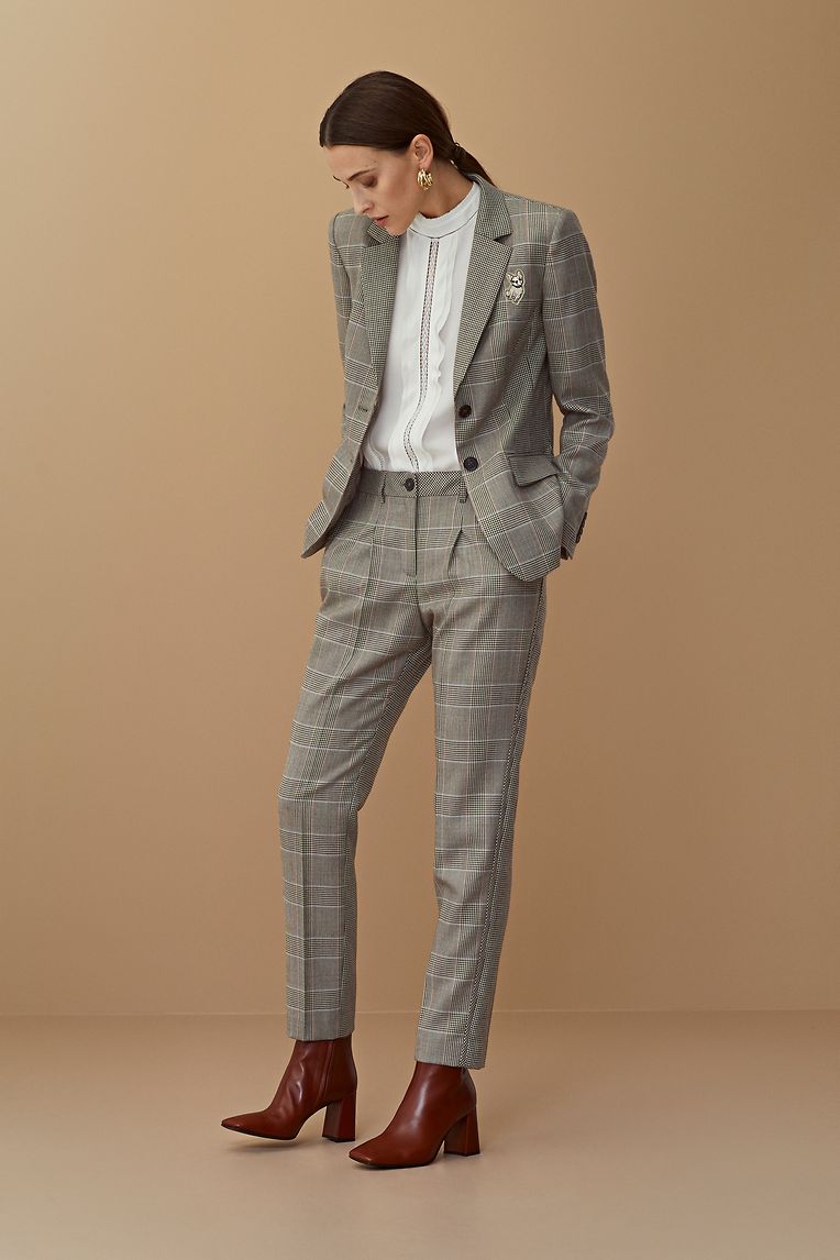 Die Stilrichtung "New Minimalism" ist betont puristisch. Wie bei dem Hosenanzug von Marc Cain zu sehen, sind die Schnitte bewusst klar gehalten (Blazer um 500 Euro, Bluse um 300 Euro, Hose um 330 Euro).