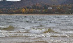 Der Autanwind kann das Wasser des Saint Ferréol Sees ganz schön aufpeitschen. / Foto: Frank WEYRICH