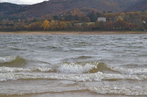 Der Autanwind kann das Wasser des Saint Ferréol Sees ganz schön aufpeitschen. / Foto: Frank WEYRICH