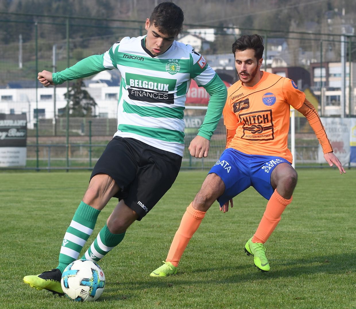 Renato Leal (Steinfort) a un temps d'avance sur Amine Hamouni.